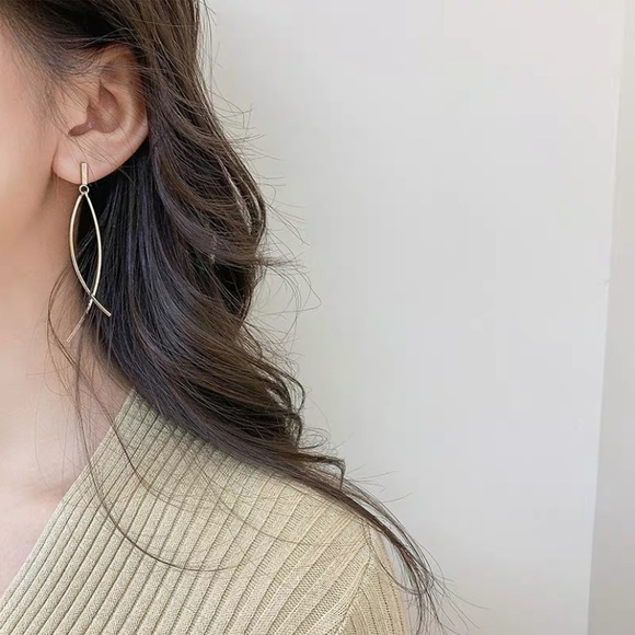 💙💕LAST ONE Minimalist Wire Earrings - Picture 4 of 11